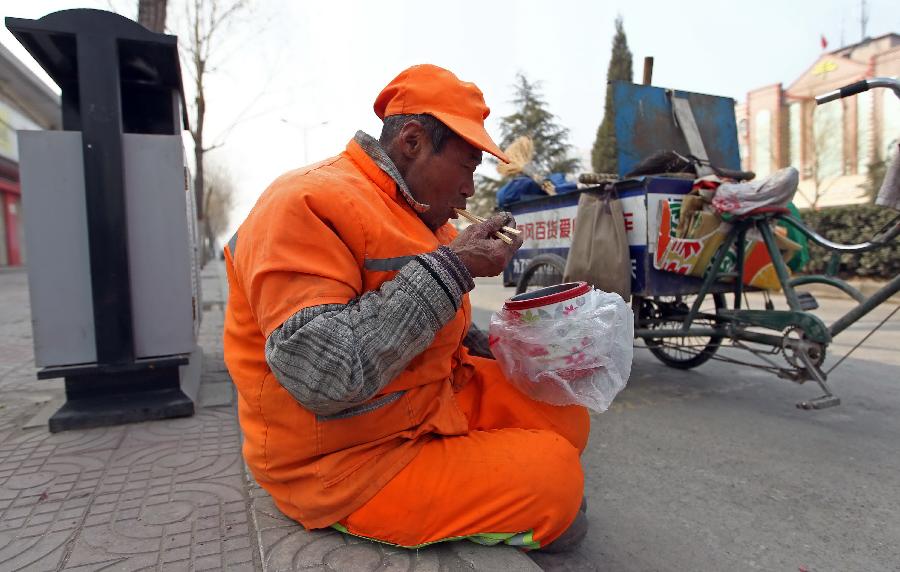 輸送帶廠家：暖心！老人高溫下賣菜城管買下送環(huán)衛(wèi)工